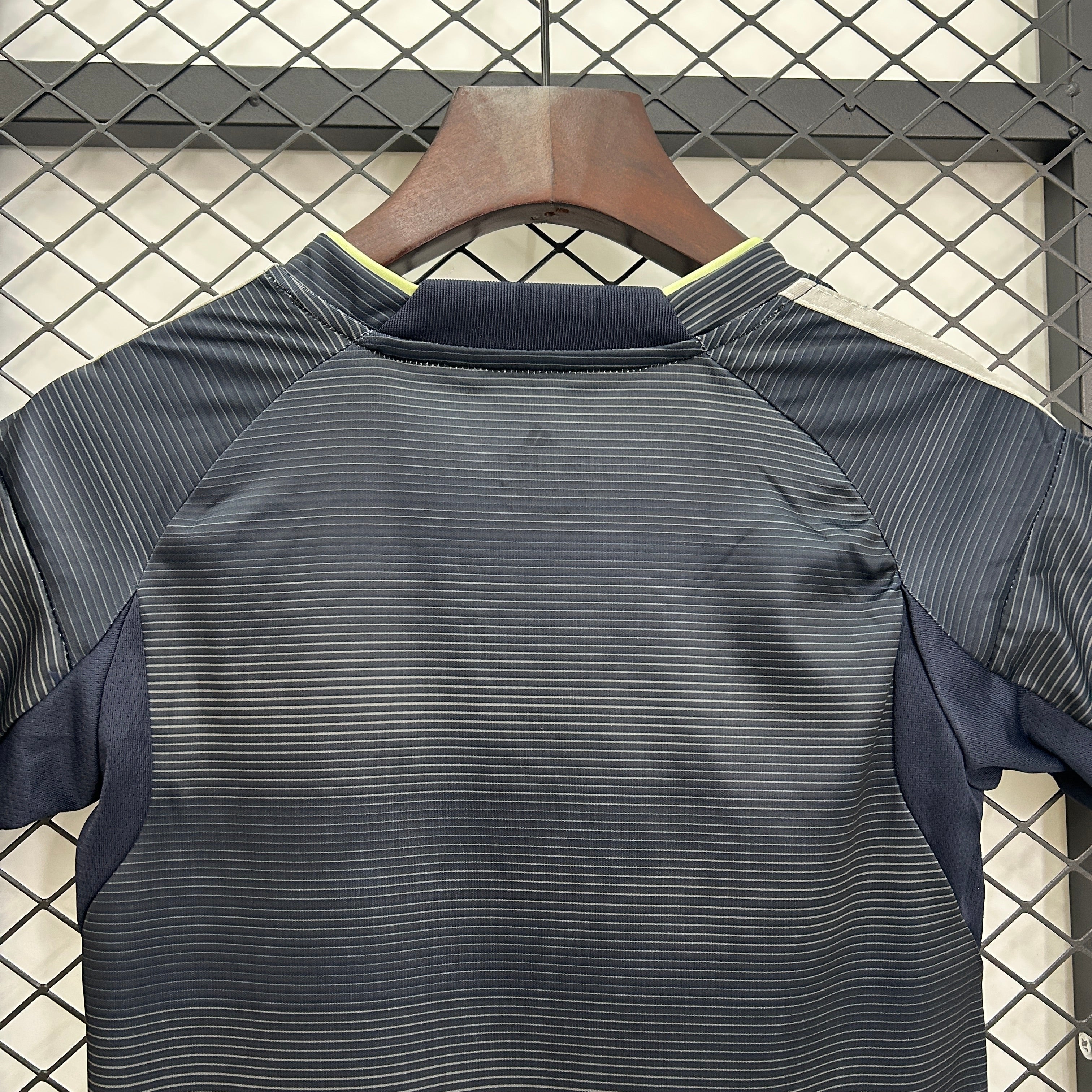 Conjunto Infantil Real Madrid terceiro 2025/26