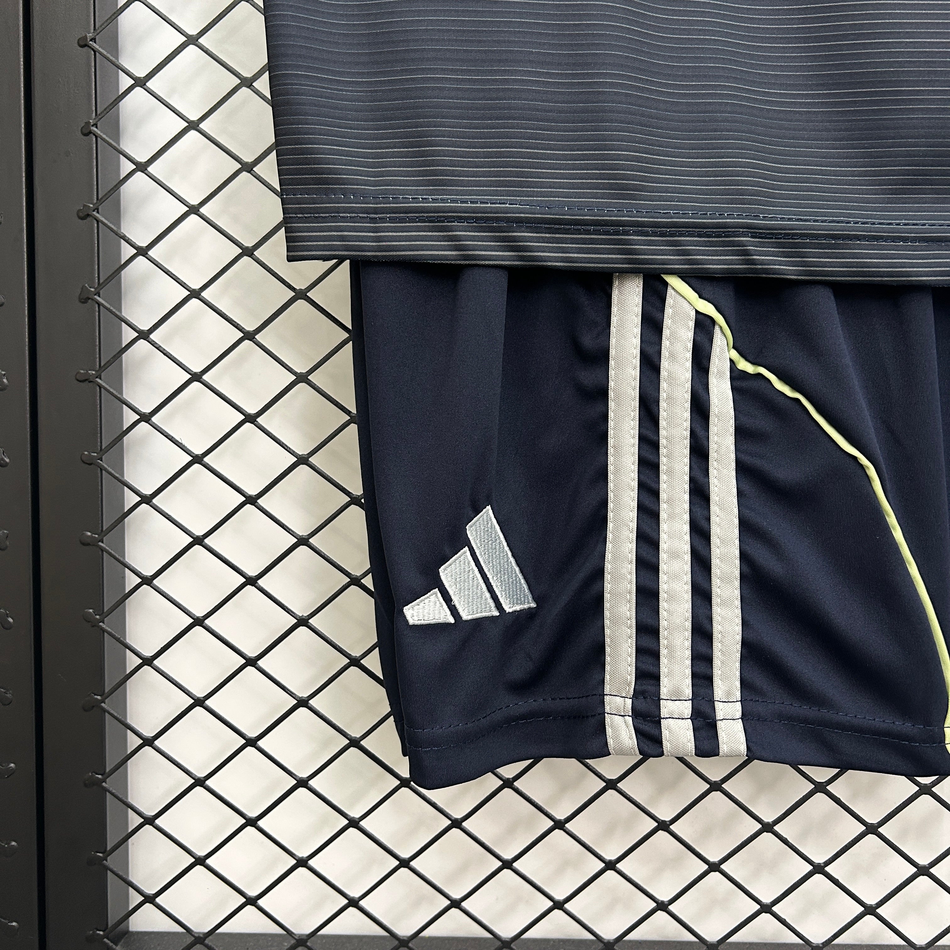 Conjunto Infantil Real Madrid terceiro 2025/26