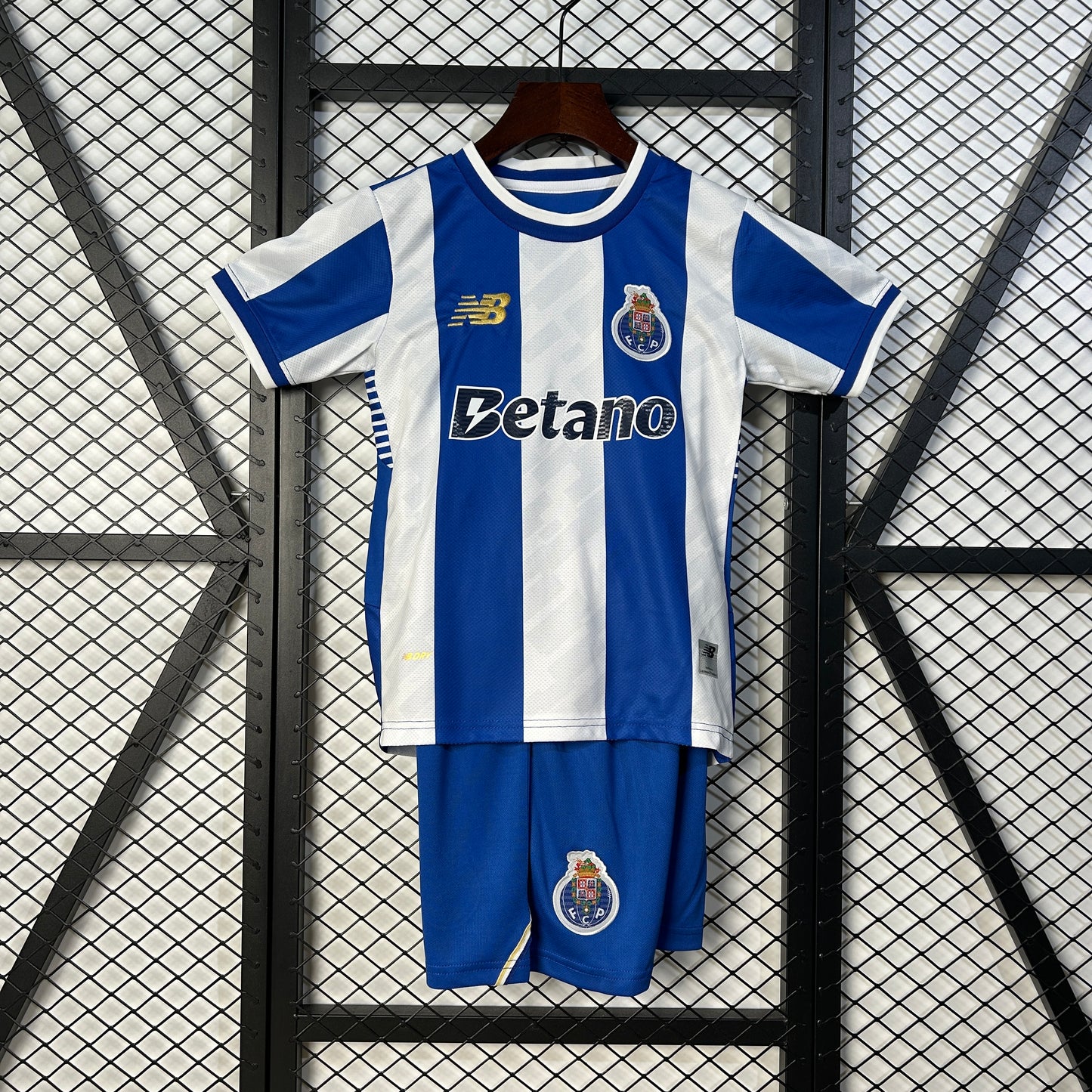 Conjunto infantil principal azul e branco 2025/26