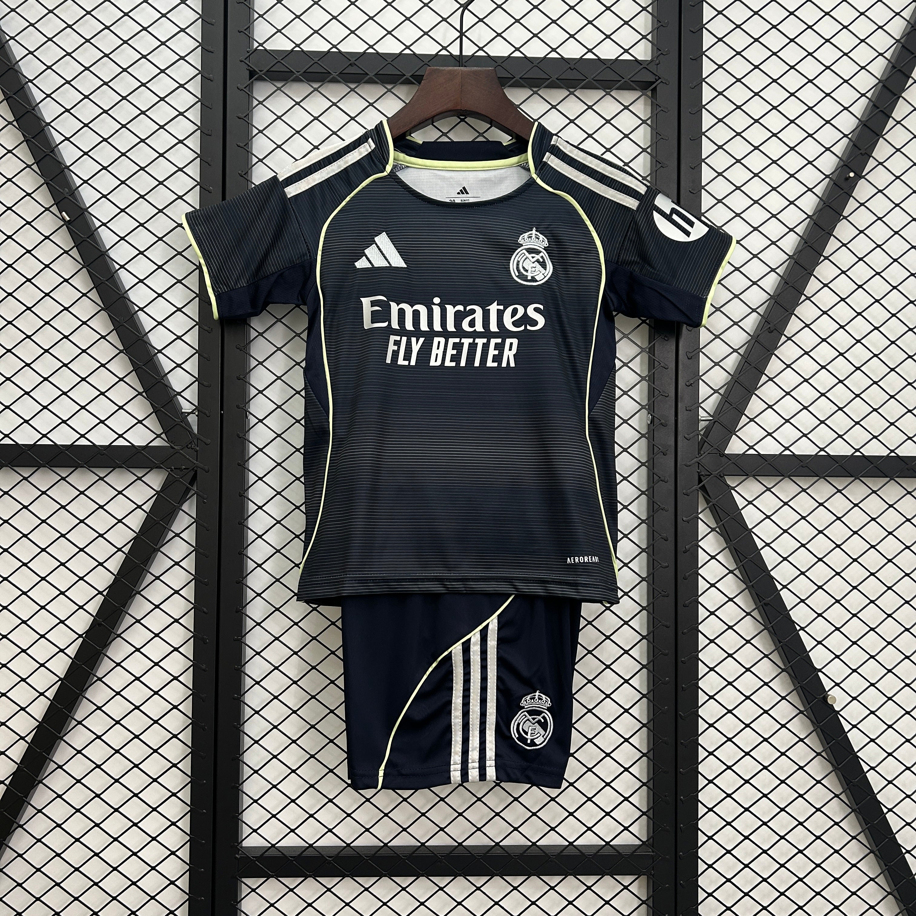 Conjunto Infantil Real Madrid terceiro 2025/26