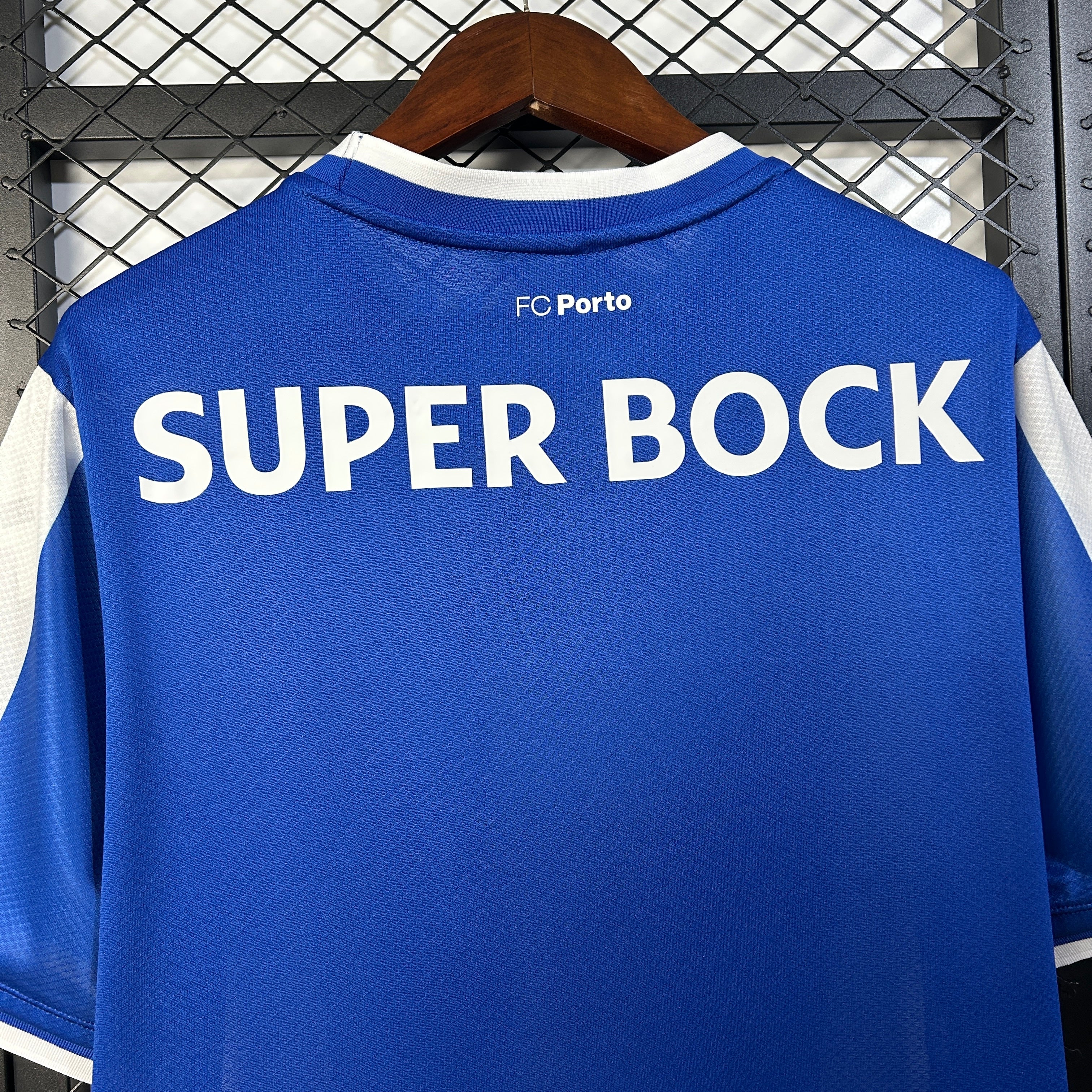 Camisola primeiro equipamento azul/branco 2025/26 Emblema bordado