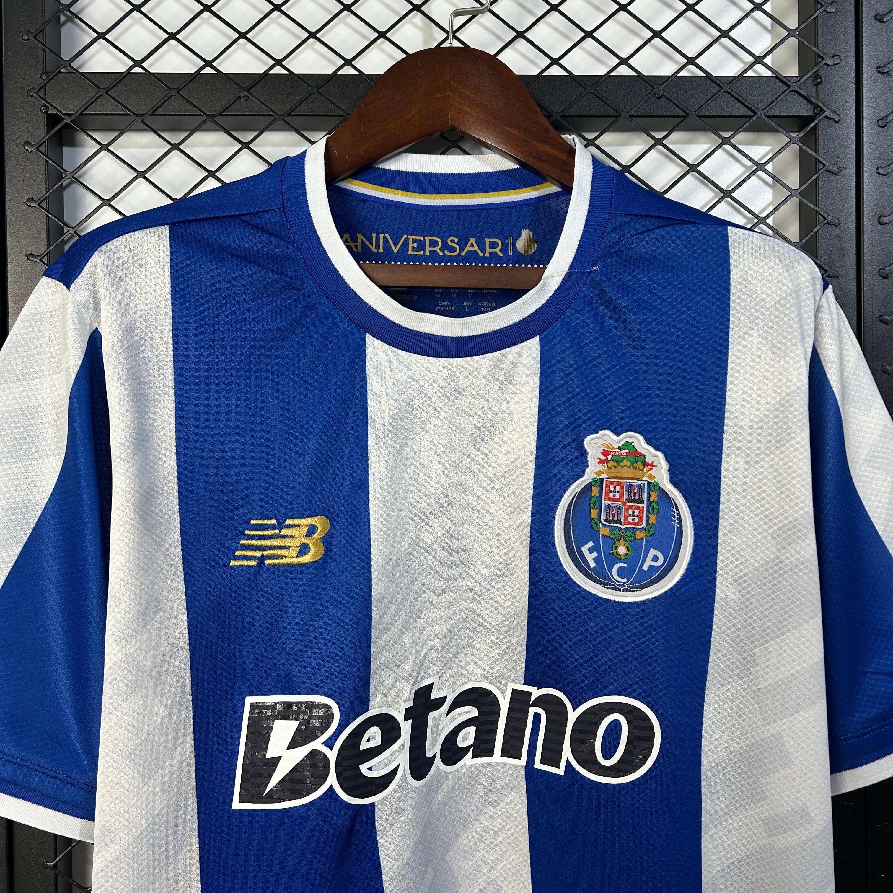 Camisola primeiro equipamento azul/branco 2025/26 Emblema bordado