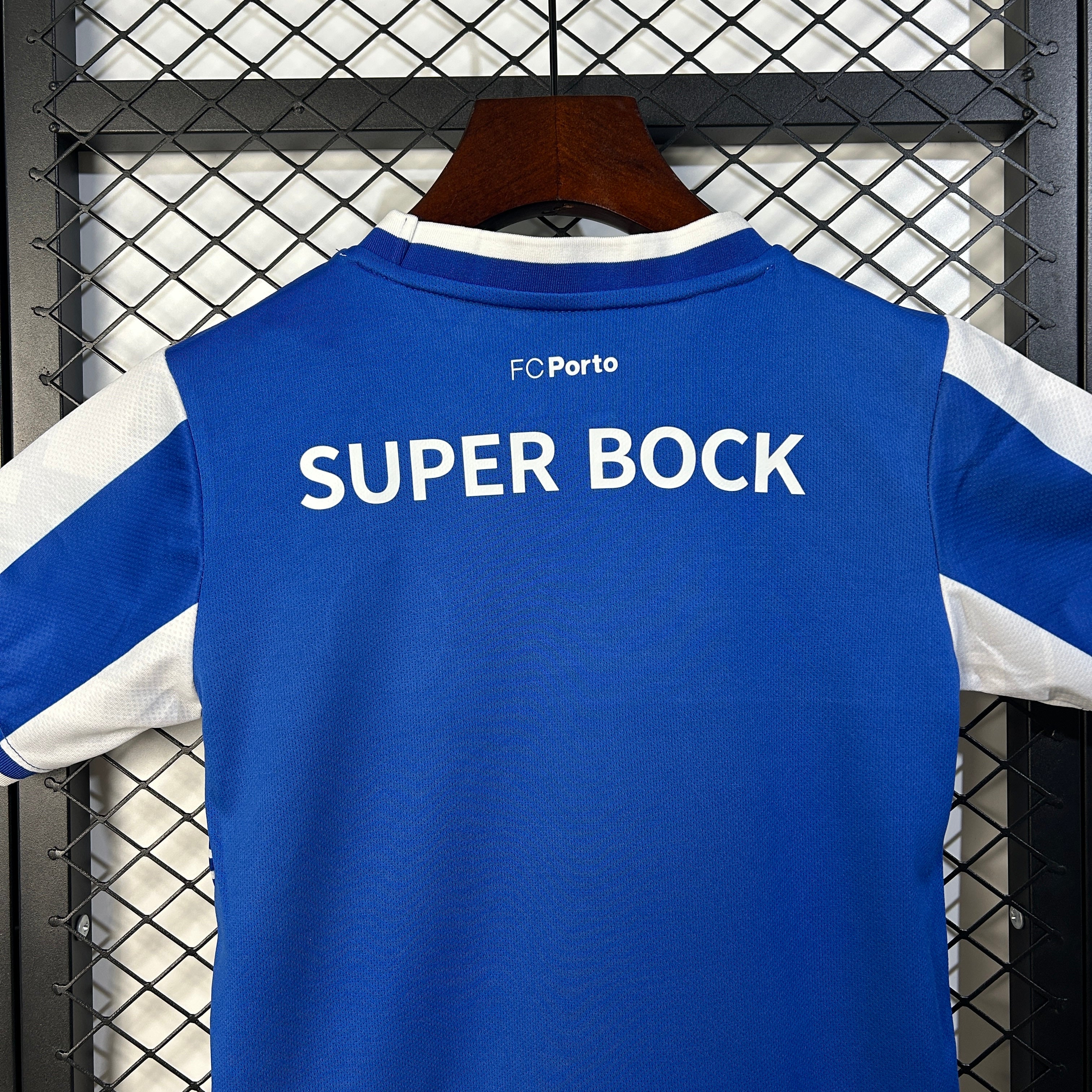 Conjunto infantil principal azul e branco 2025/26