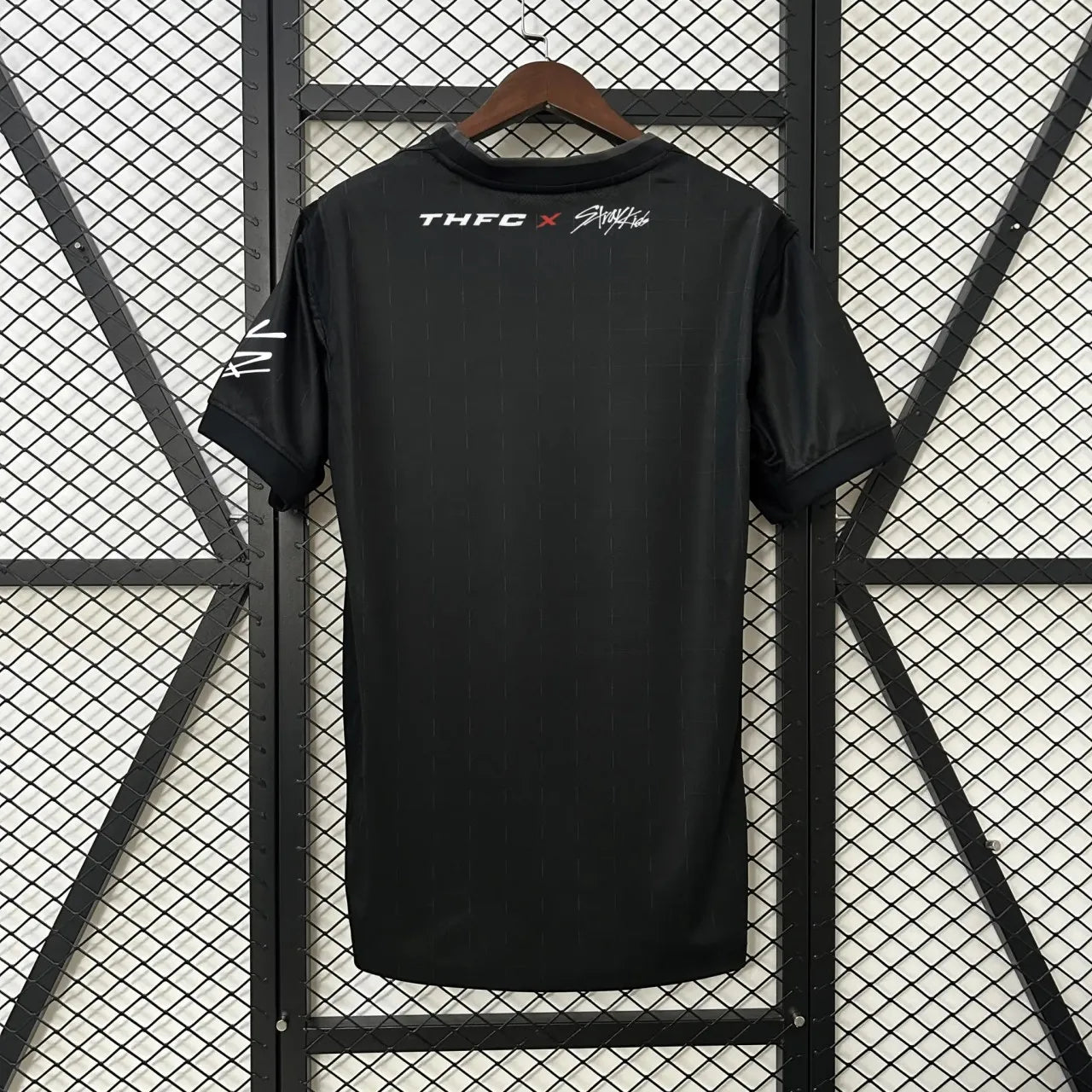 Camisola Tottenham Hotspur x Stray Kids preta 2025/26