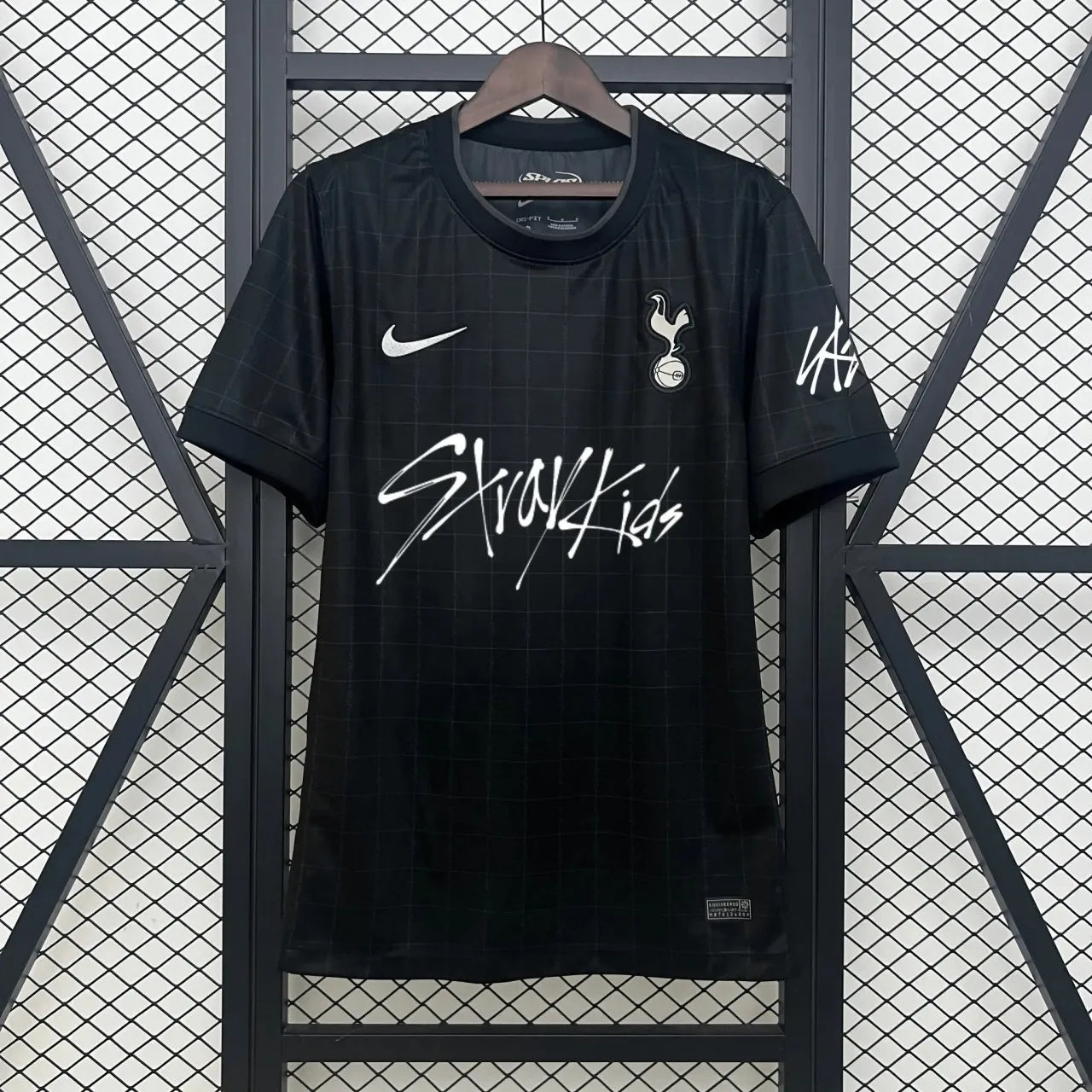 Camisola Tottenham Hotspur x Stray Kids preta 2025/26