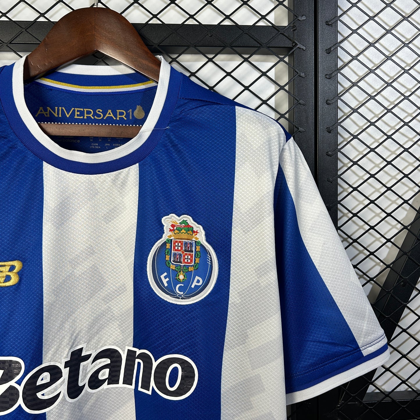 Camisola primeiro equipamento azul/branco 2025/26 Emblema bordado