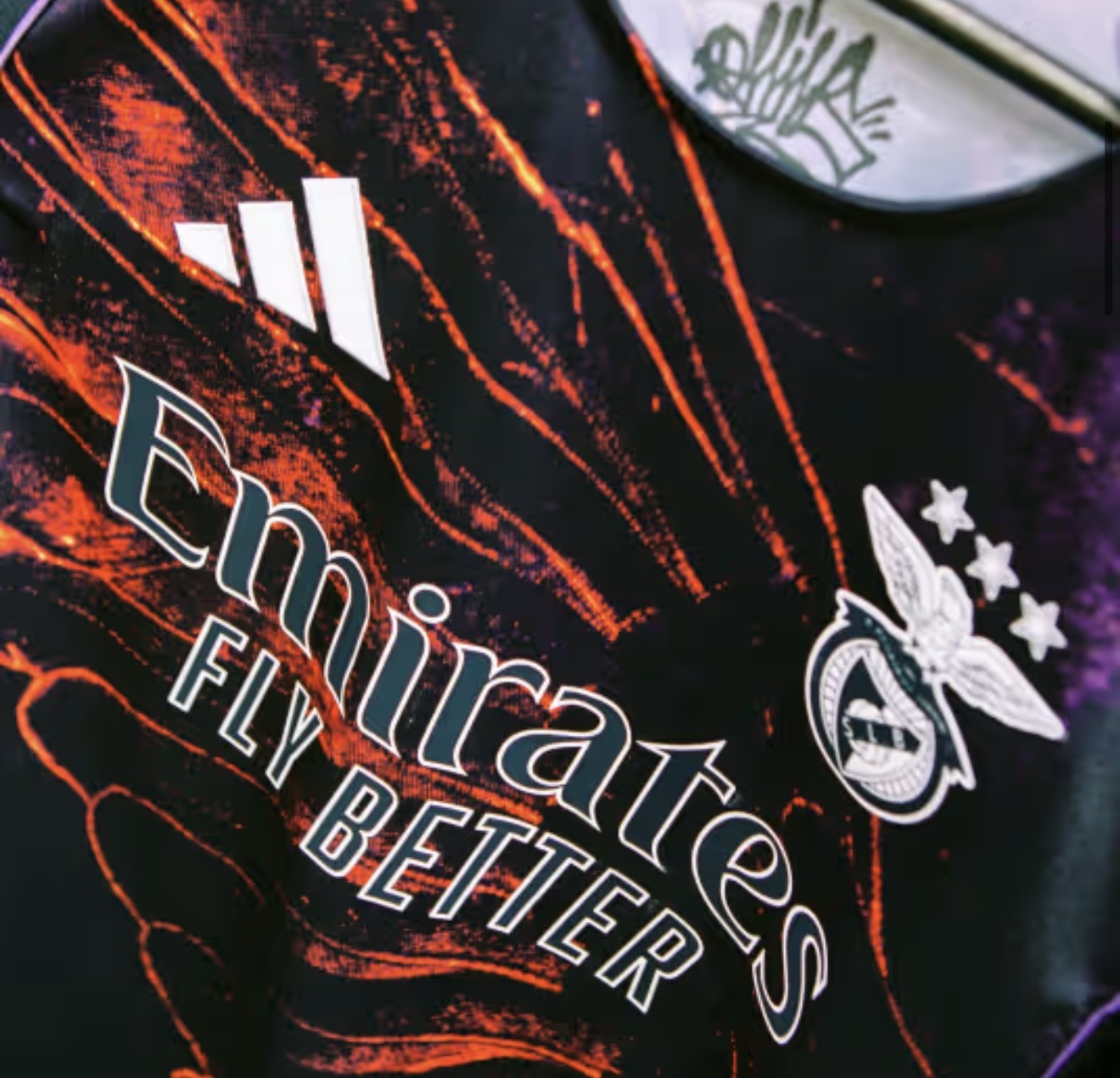 Camisola Águia x Vhils quarto equipamento 2026/27