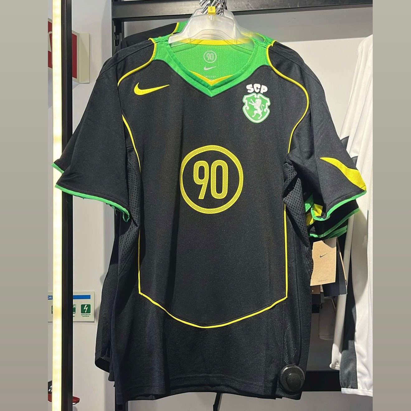 Camisola TOTAL 90 preta simbolo stromp 2026/27