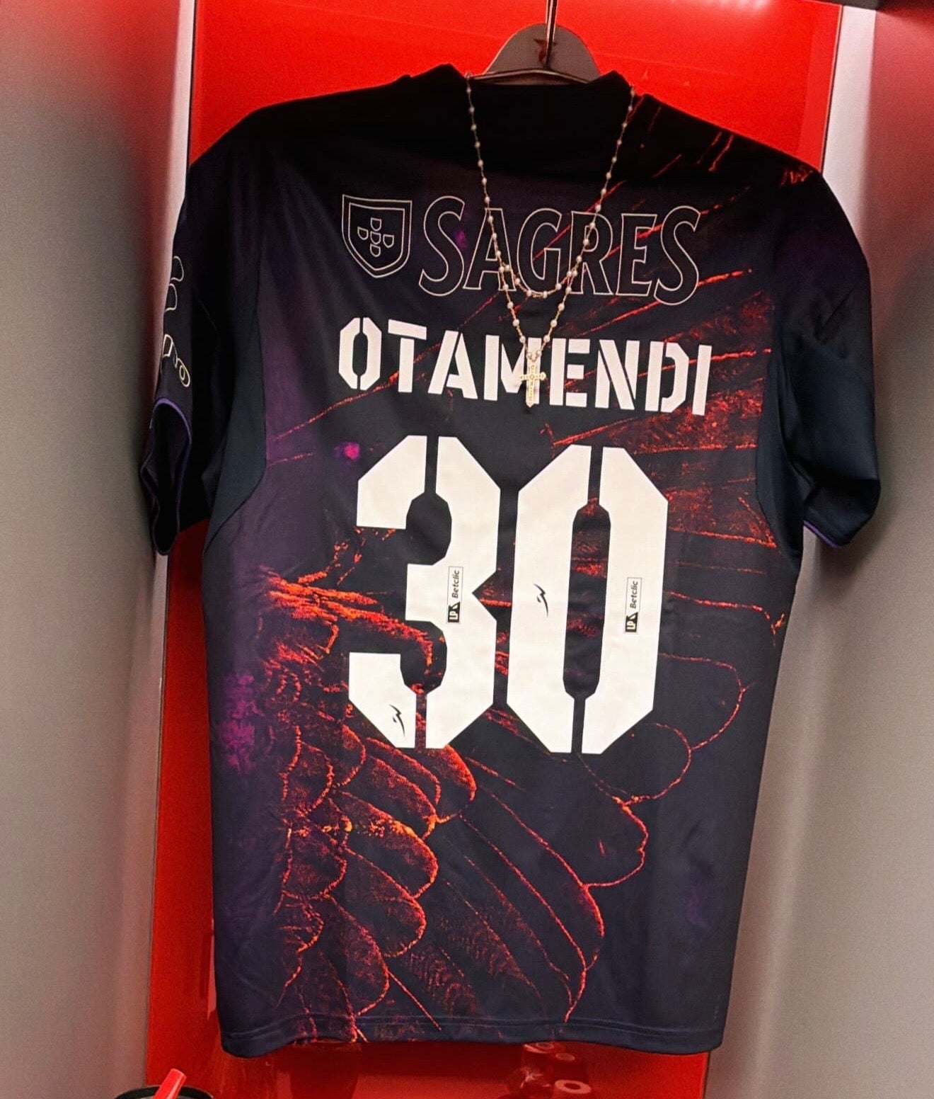 Camisola Águia x Vhils quarto equipamento 2026/27