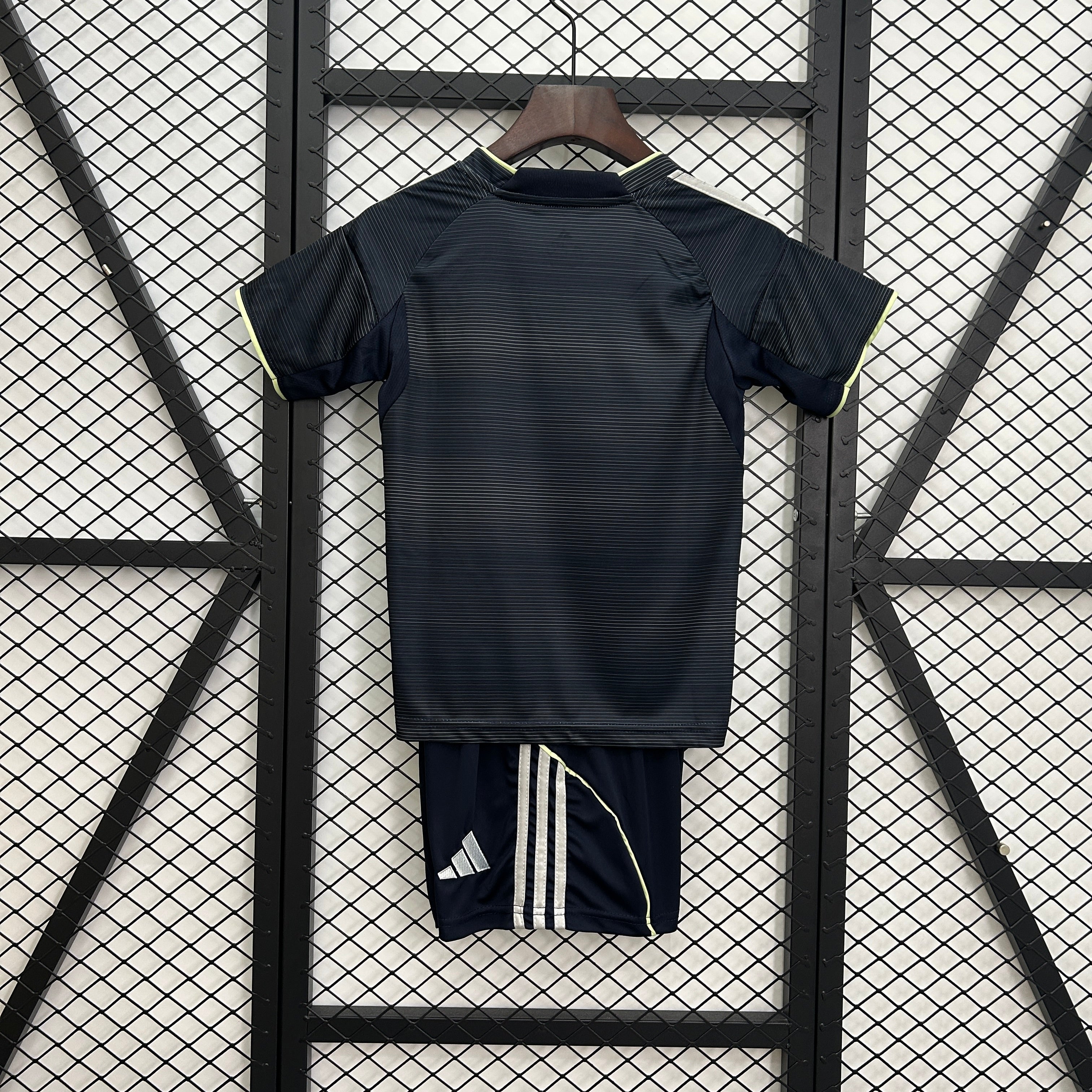 Conjunto Infantil Real Madrid terceiro 2025/26