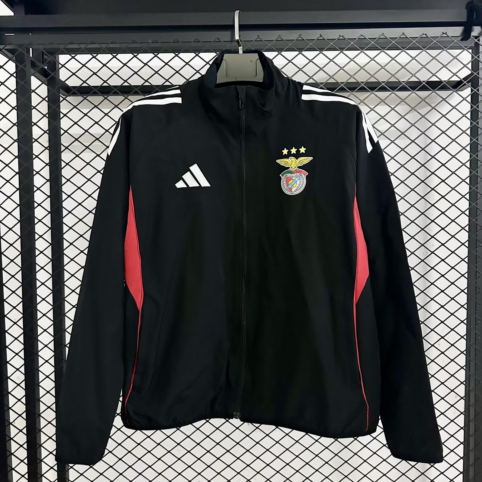 Casaco preto e vermelho 2025/26 fecho completo