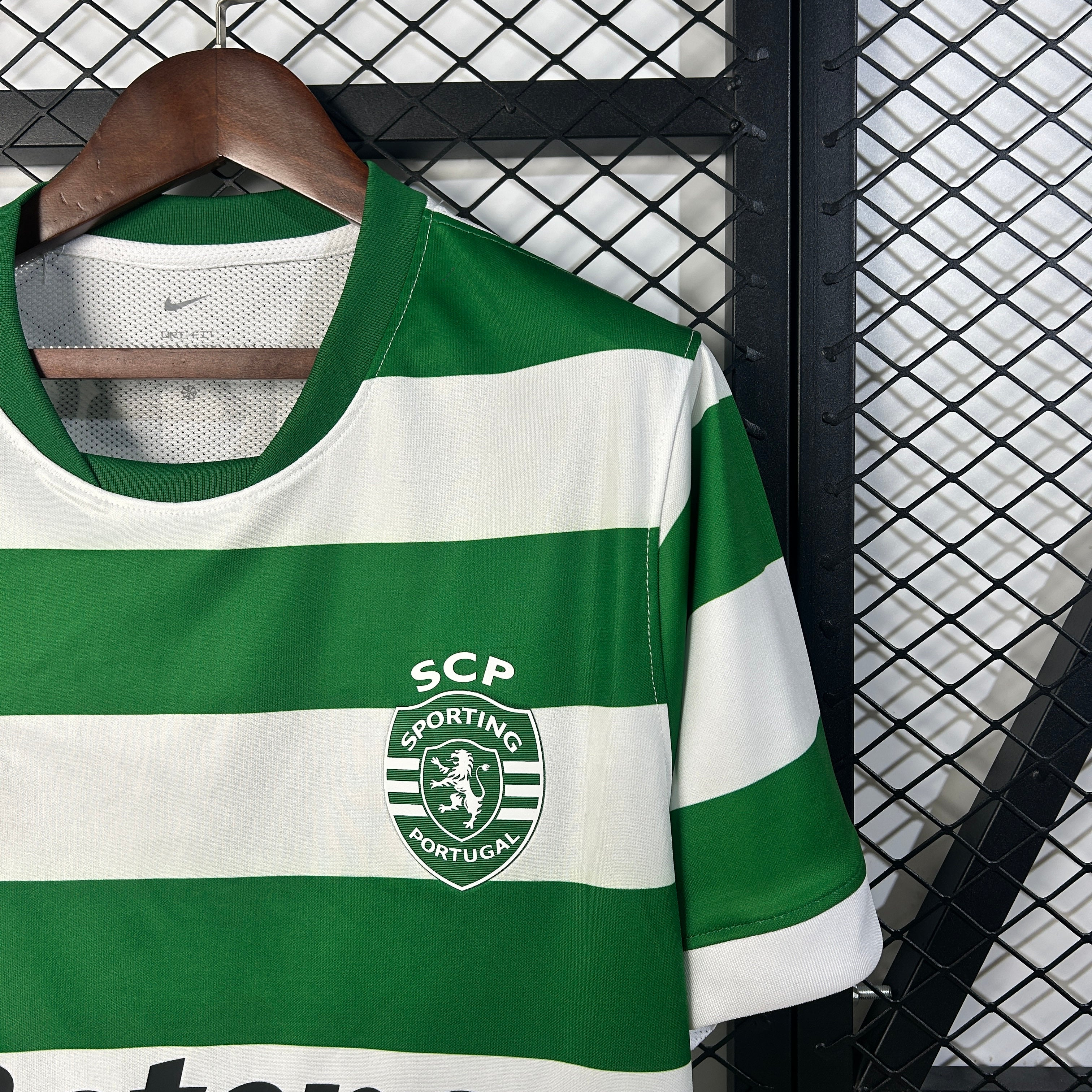 Camisola principal 2025/26 verde e branca
